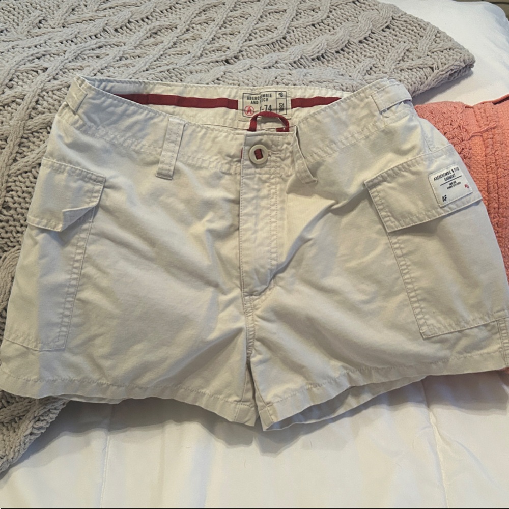 ✨Abercrombie & Fitch Beige Cargo Shorts